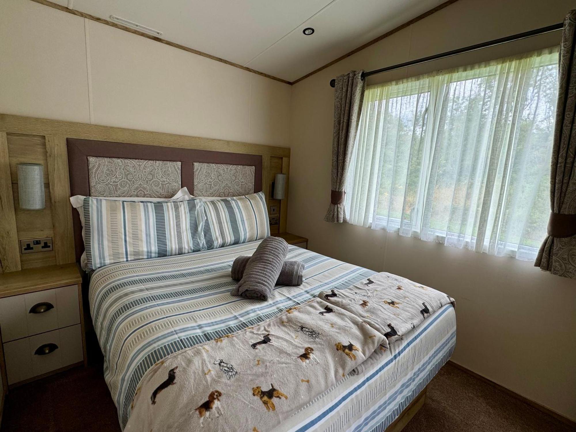 Paws Lodge, Hot Tub, Pet Friendly South Cerney Ngoại thất bức ảnh